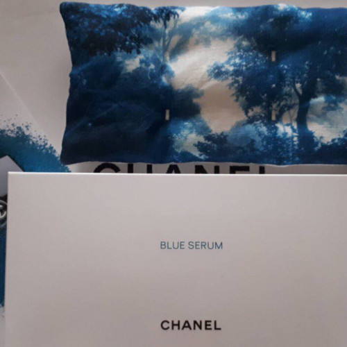 Chanel - специальная подушка для глаз для отдыха Chanel Blue Serum.