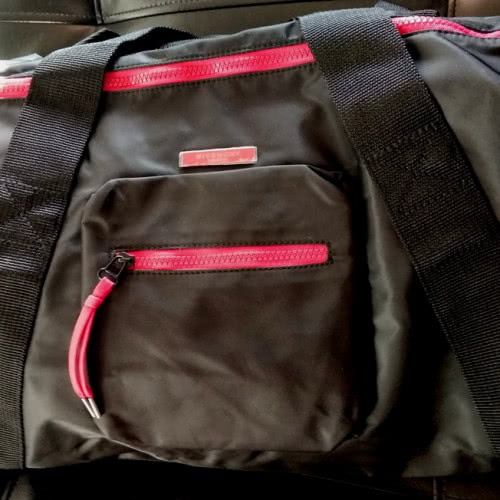 Givenchy спортивная сумка со съемным ремнем и внешним карманом.