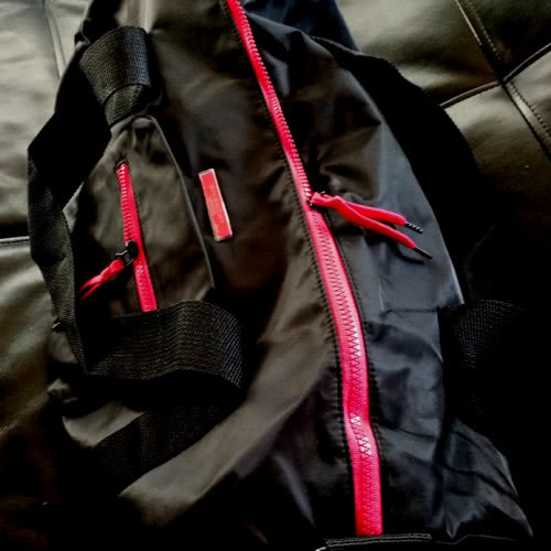 Givenchy спортивная сумка со съемным ремнем и внешним карманом.