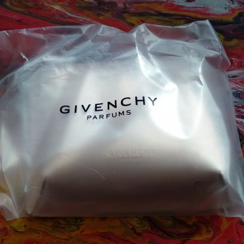 Givenchy розовая твердая косметичка 15х11х3 см.