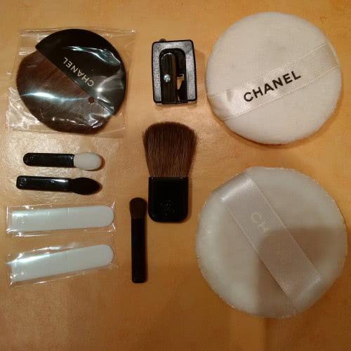 Chanel аксессуары для макияжа - кисти, спонж, пуховка, точилка, шпатели, аппликаторы.