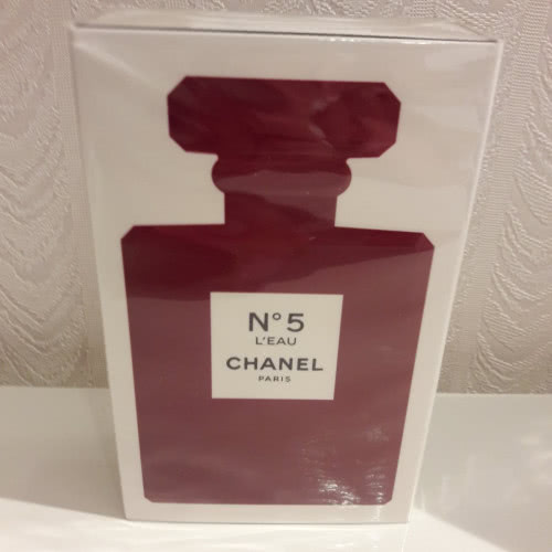 Аромат Chanel №5 в лимитированном красном флаконе.