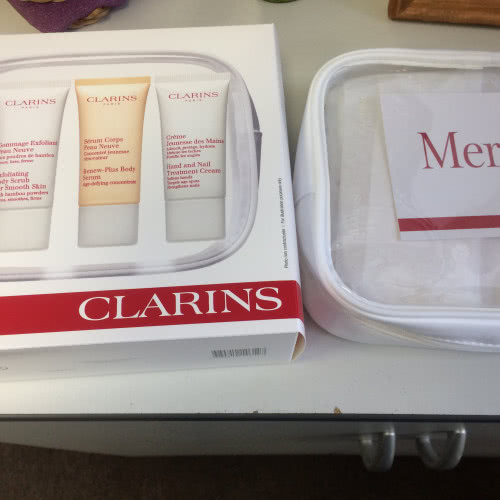 Clarins,Прозрачная косметичка с тремя мини-средствами для тела.