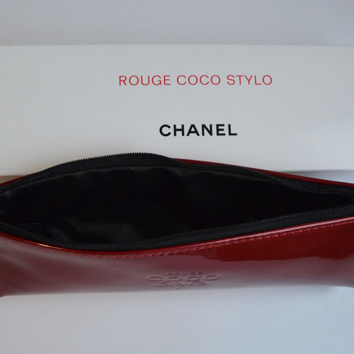 Новая косметичка-пенал Chanel эффектного вишнего оттенка. Абсолютно новая, в коробке