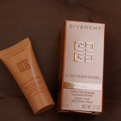 Givenchy L'Intemporel нежный шелковистый крем для глобальной молодости кожи