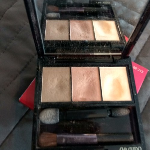 Продаются тени Shiseido luminizing satin eye color trio ombre doux eclat trio BE 213
