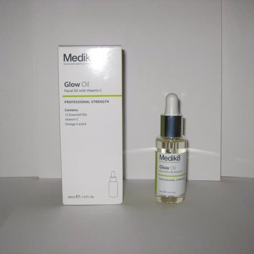 Medik8 Glow Oil Facial oil with Vitamin C Восстанавливающая сыворотка для лица с витамином С.