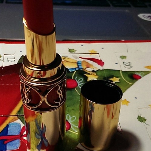 Продам Yves Saint Laurent Rouge Volupte Shine oil-in-stick — 15 Extreme Coral