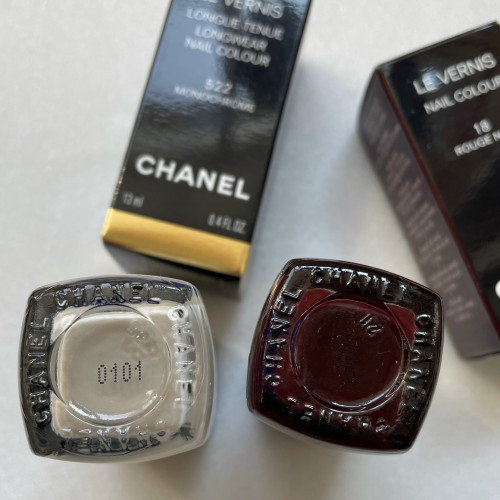 Chanel лаки le vernis 522 monochrome и 18 rouge noir