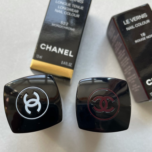 Chanel лаки le vernis 522 monochrome и 18 rouge noir