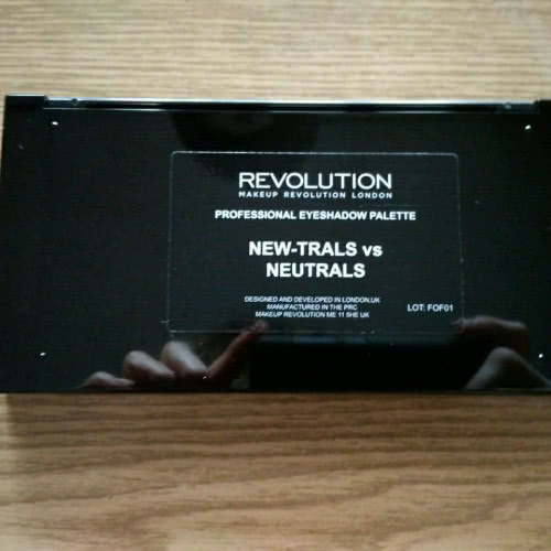 Палетка теней Makeup Revolution New-trals vs Neutrals