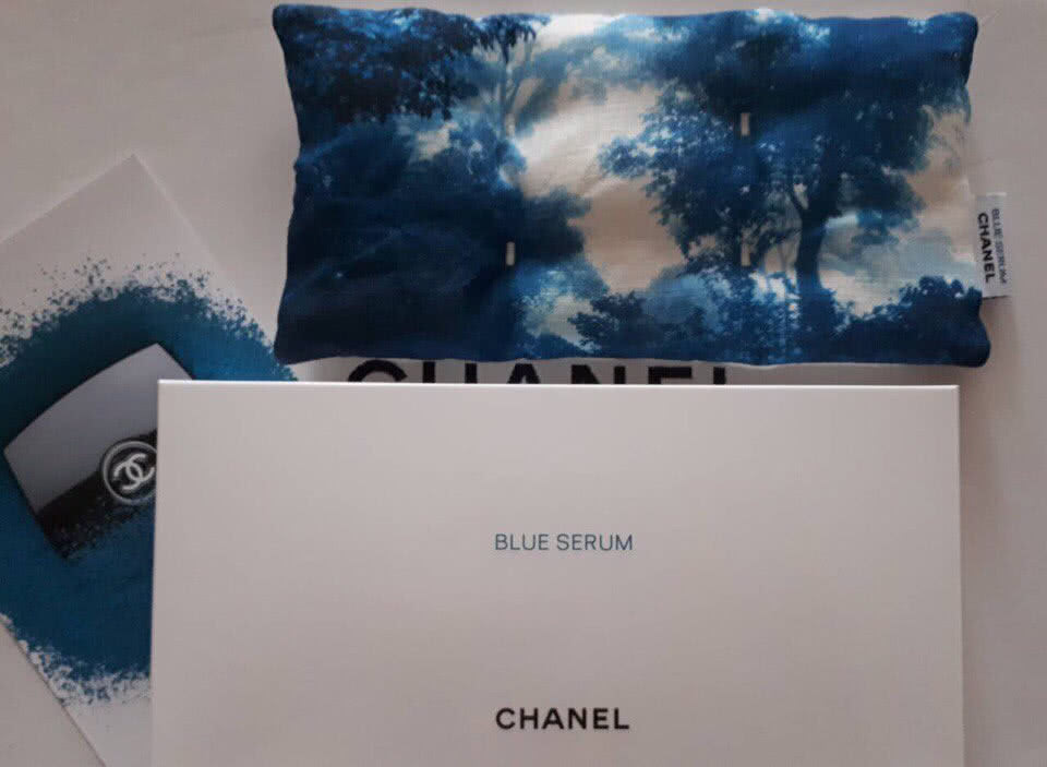 Chanel - специальная подушка для глаз для отдыха Chanel Blue Serum.