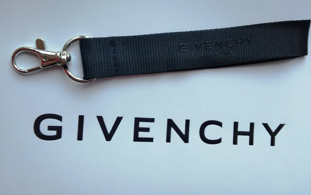 Брелок-карабин для ключей Givenchy.