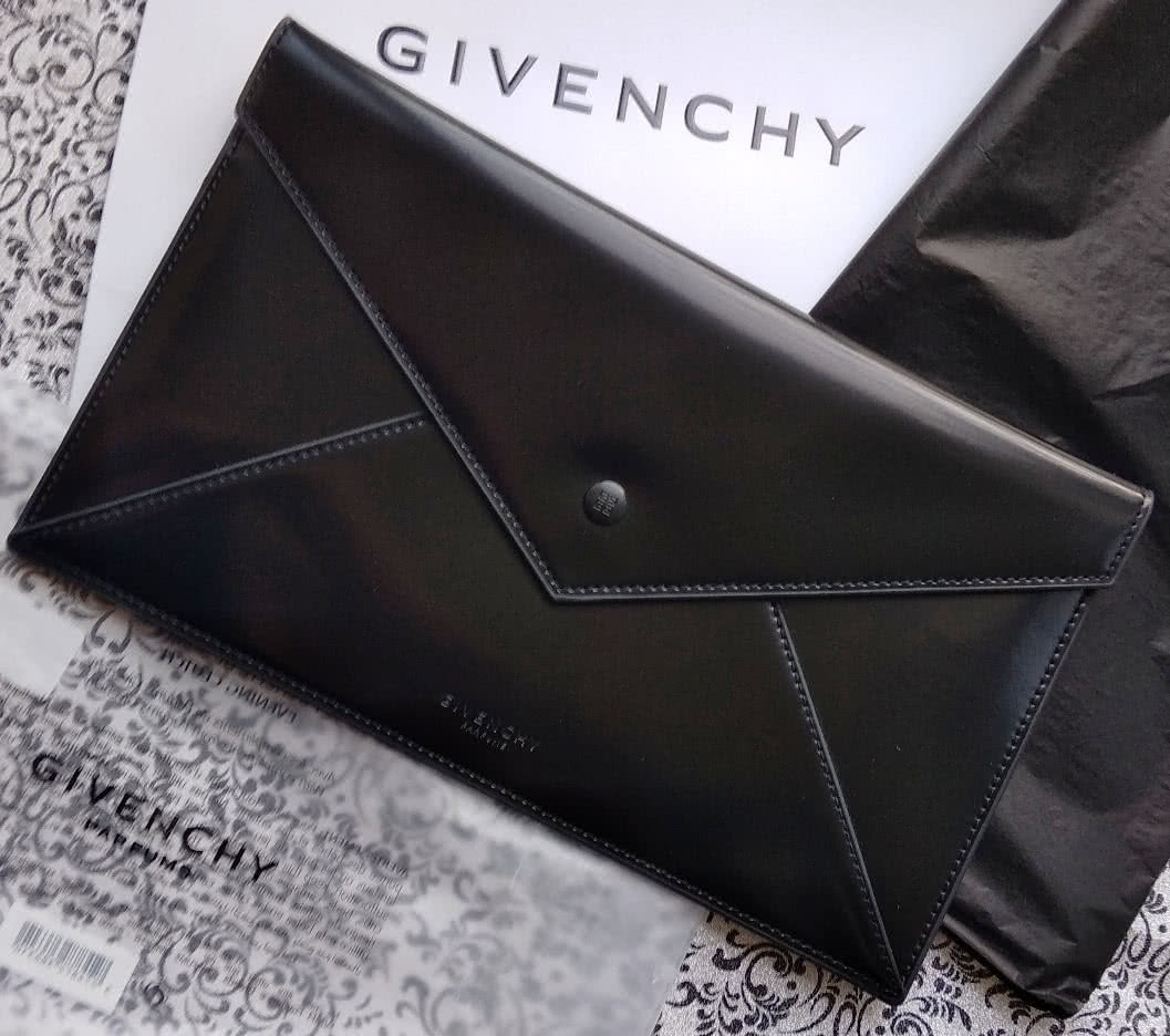 Клатч Givenchy.