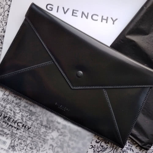 Клатч Givenchy.