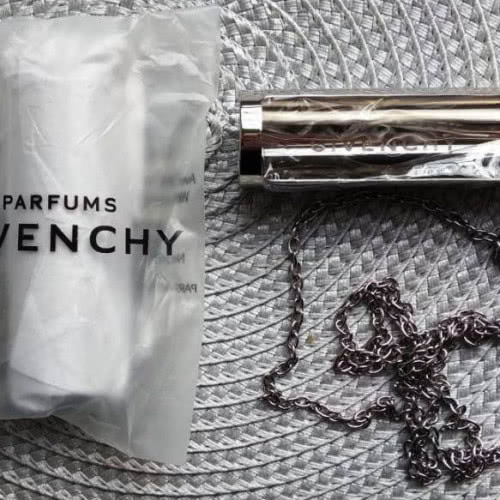 Кулон для помады Givenchy.