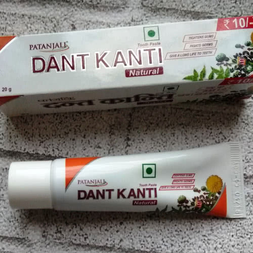 Аюрведическая зубная паста Dant Kanti Patanjali.