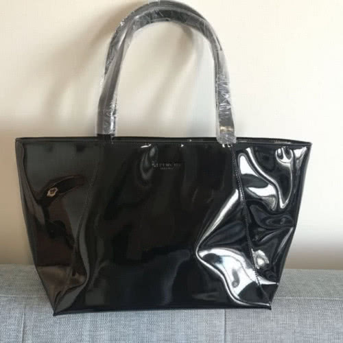 SALE! Лаковая сумка Givenchy на кнопке. 43х25х12 см.