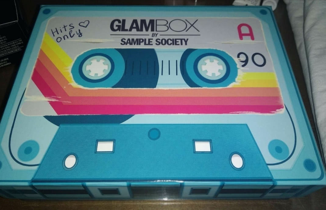 Коробка с изображением кассеты