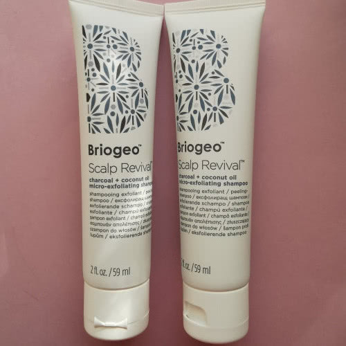Briogeo Scalp Revival™ Charcoal + Coconut Oil Micro-Exfoliating Shampoo (59 мл, стоимость £12.00) Освежающий  и отшелушивающий шампунь