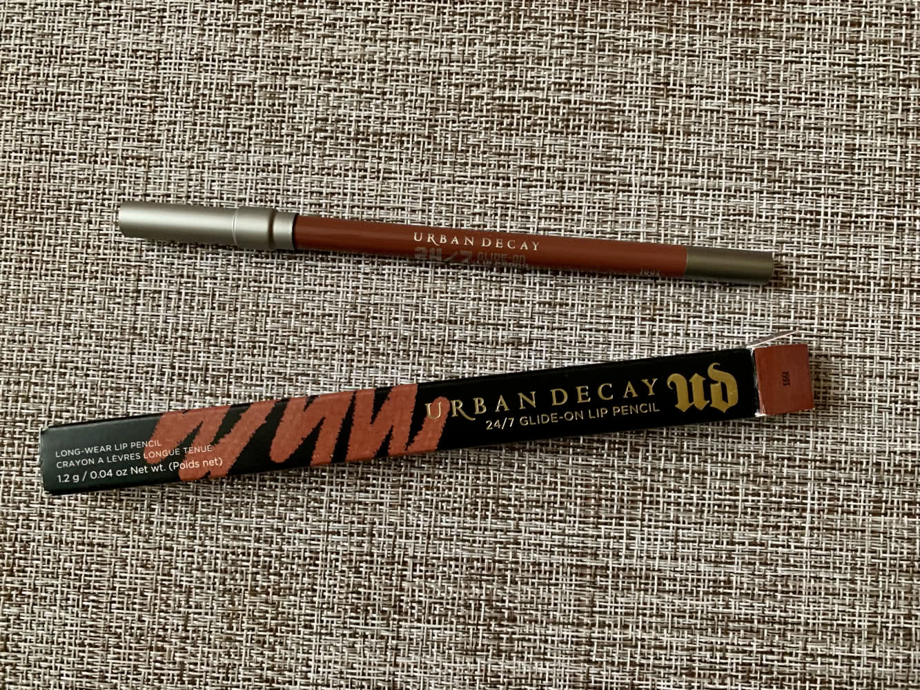 карандаш для губ 24/7 в оттенке 1993 от Urban Decay