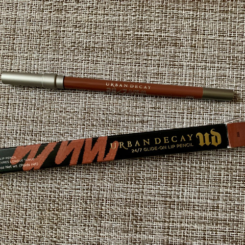 карандаш для губ 24/7 в оттенке 1993 от Urban Decay