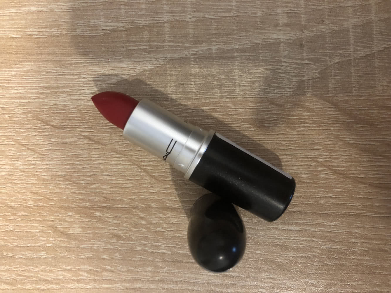 Помада MAC retro matte lipstick в оттенке ruby woo