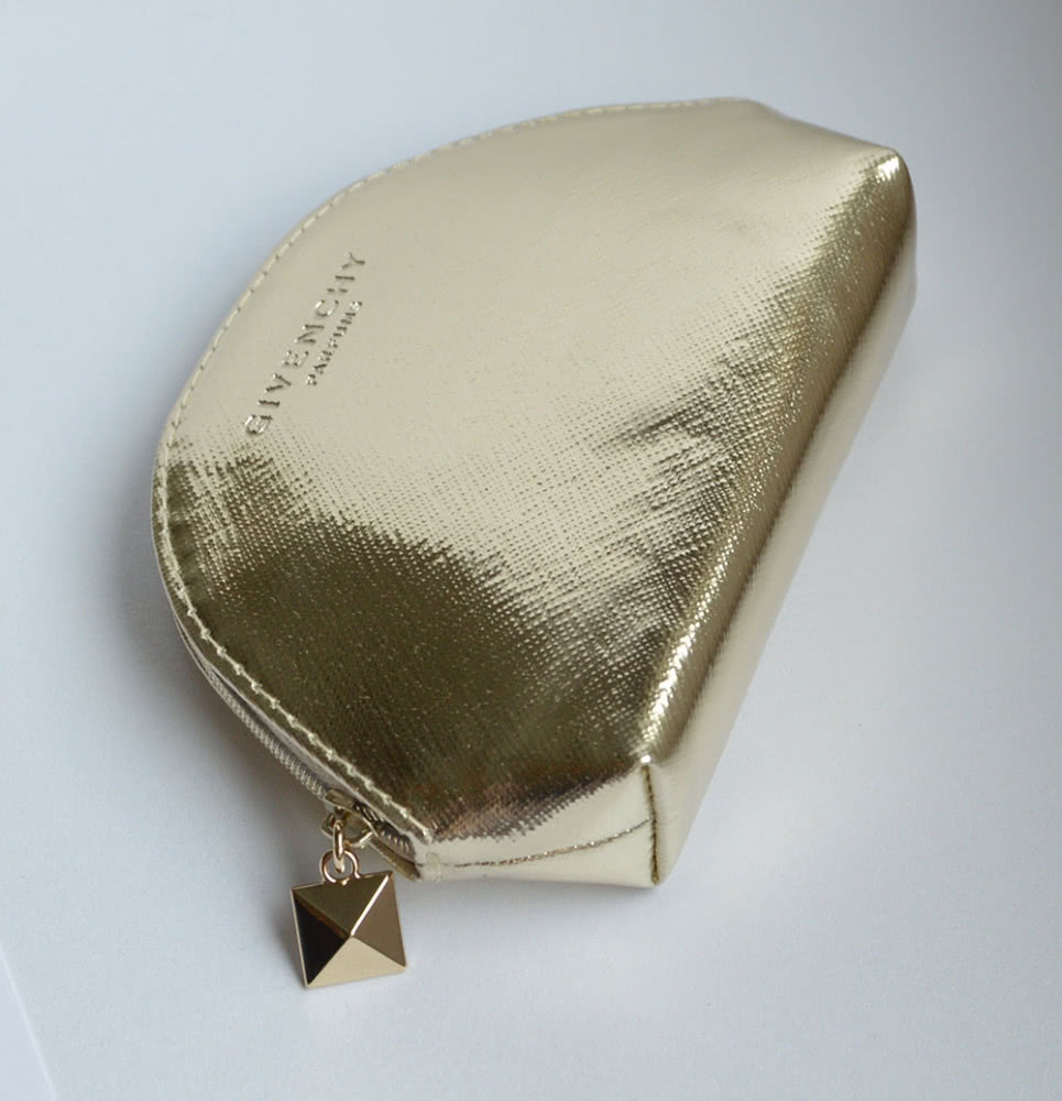 Новая золотистая косметичка Givenchy, при покупке вместе с любым другим лотом - пересылка в подарок!