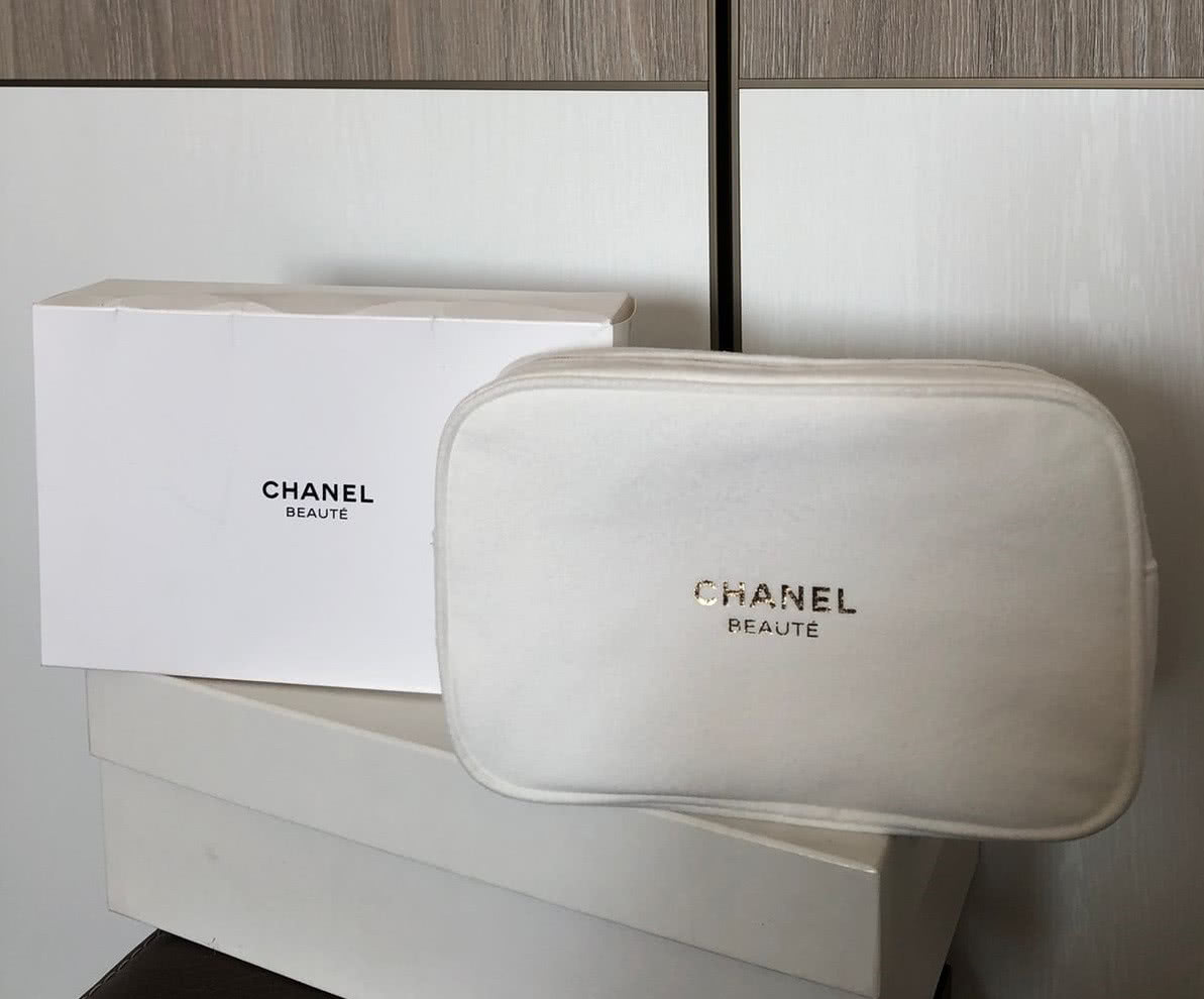 Большая белая косметичка Chanel