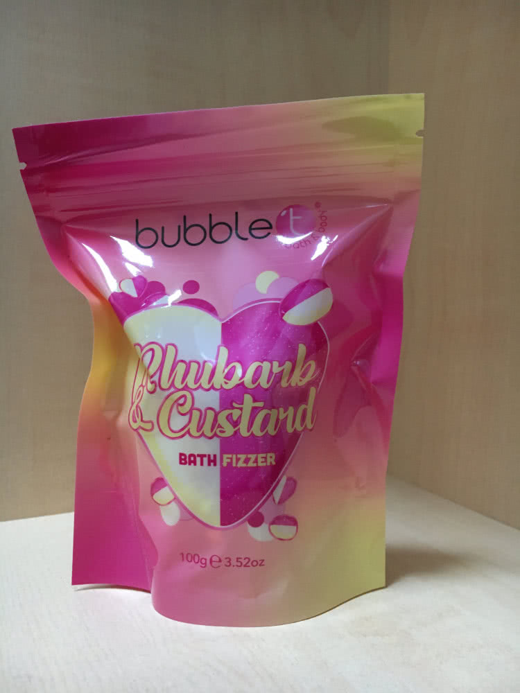 Бомбочка для ванн Bubble T Rhubarb & Custard Bath Fizzer (стоимость £5)