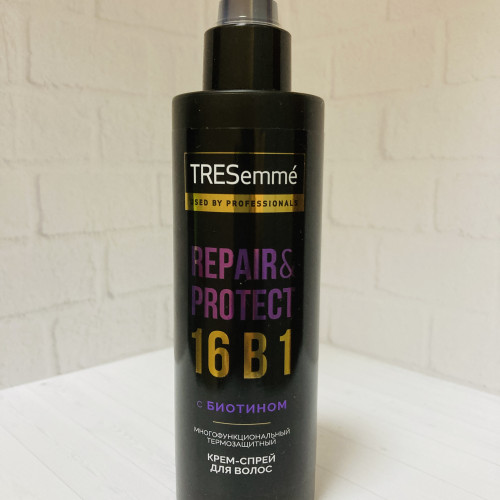 Термозащитный спрей для волос Tresemmé Repair & Protect с биотином