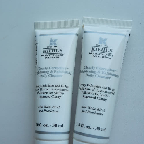 Очищающее средство Kiehl's Clearly corrective brightening & Exfoliating daily cleanser