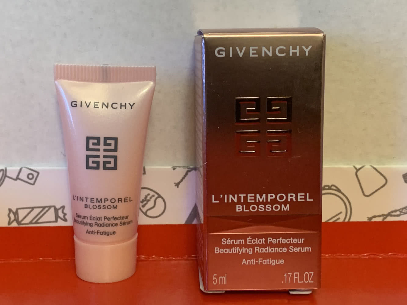Миниатюра Givenchy L`Intemporel Blossom Radiance Serum Сыворотка для лица для красоты и сияния кожи 5 мл