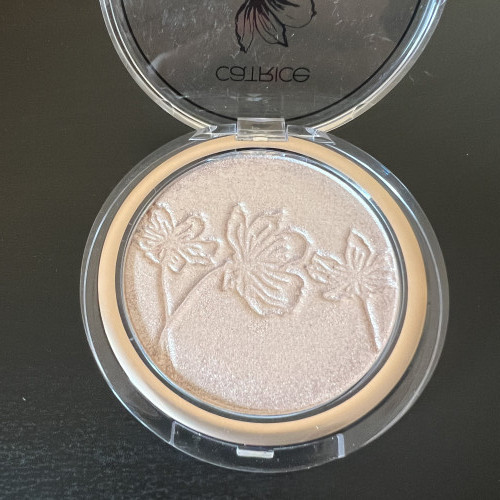 Цвет может отличаться из за настроек монитора catrice хайлайтер для лица more than glow highlighter