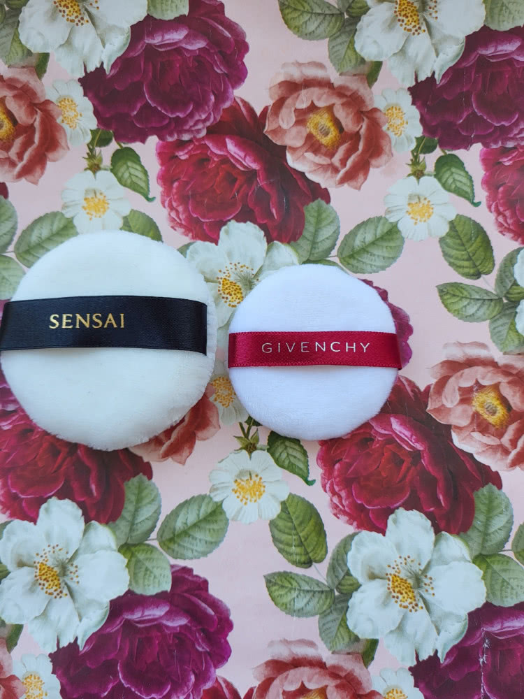 Пуховки Sensai и Givenchy (новые) + пуховки в подарок