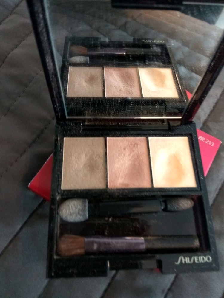Продаются тени Shiseido luminizing satin eye color trio ombre doux eclat trio BE 213