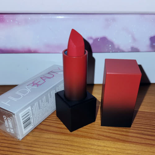 Помада  Huda Beauty Power Bullet Matte Lipstick оттенок El Cinco De Mayo