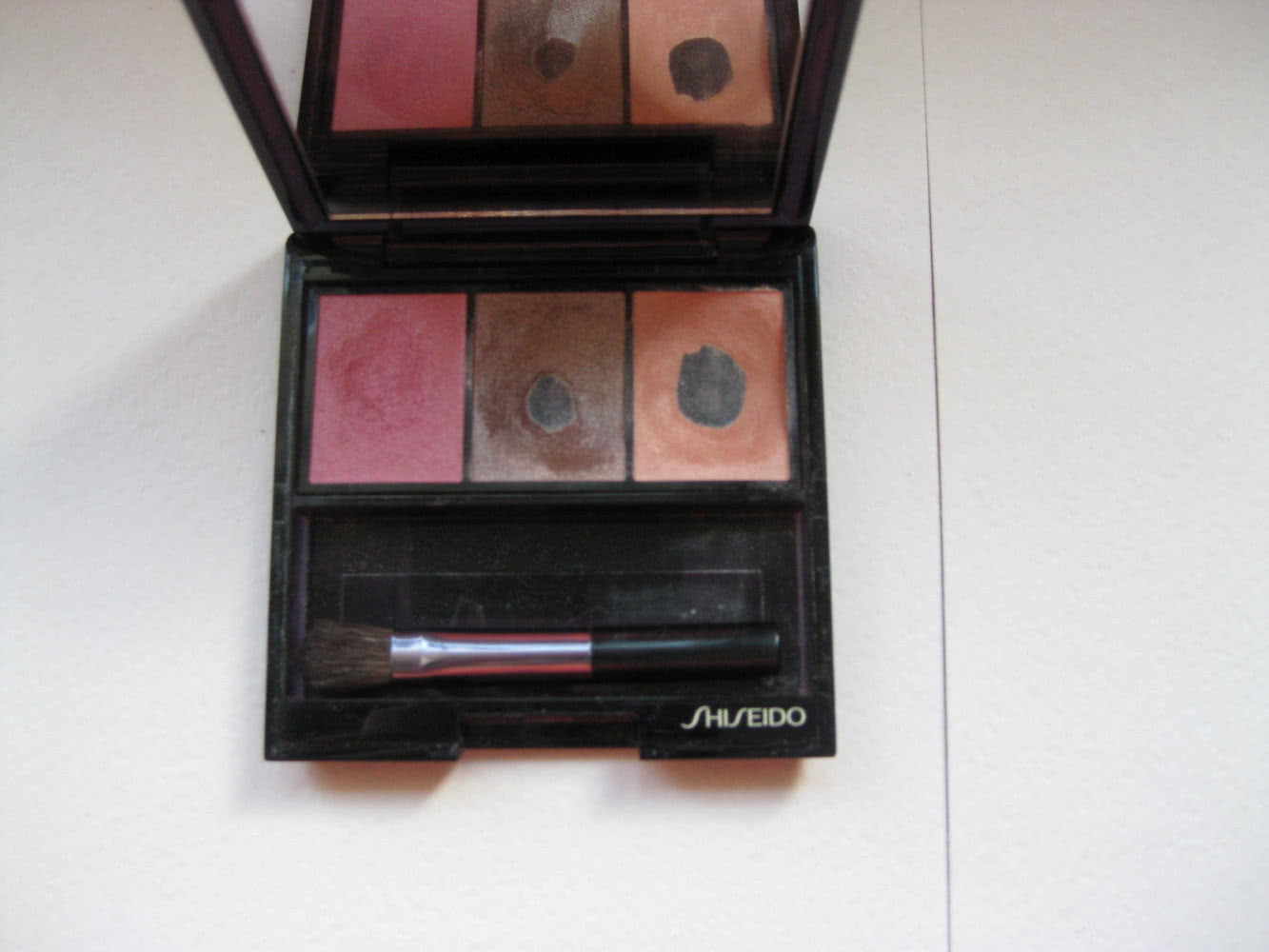 Shiseido Luminizing Satin Eye Color Trio RD 711 Pink Sands