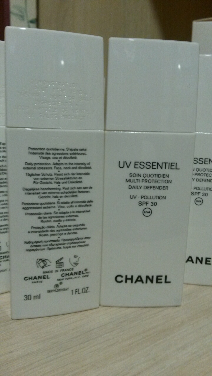 Солнцезащитное средство для лица Chanel UV Essentiel SPF 30