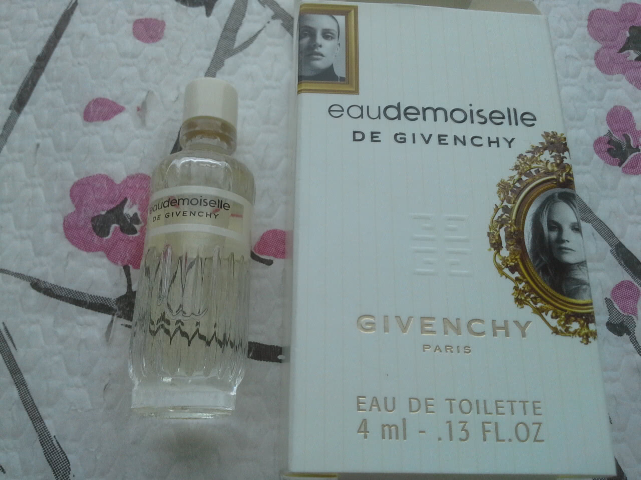 Миниатюра Givenchy Eau De Moiselle edt 4ml