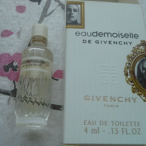 Миниатюра Givenchy Eau De Moiselle edt 4ml