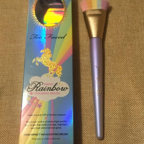 Кисть Too Faced Magic Rainbow Strobing Brush