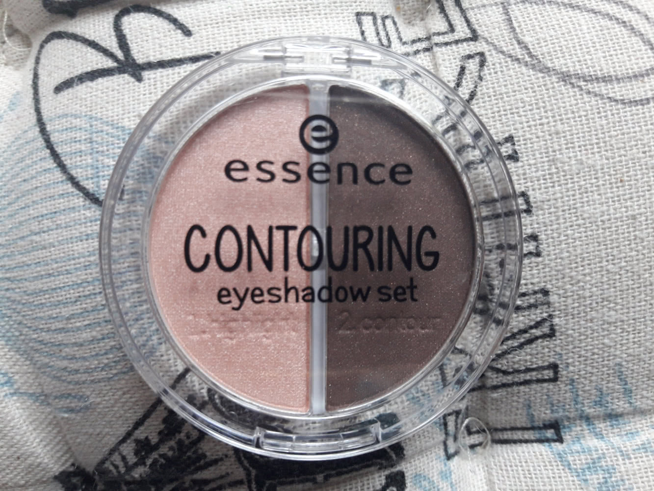 Essence contouring eyeshadow set