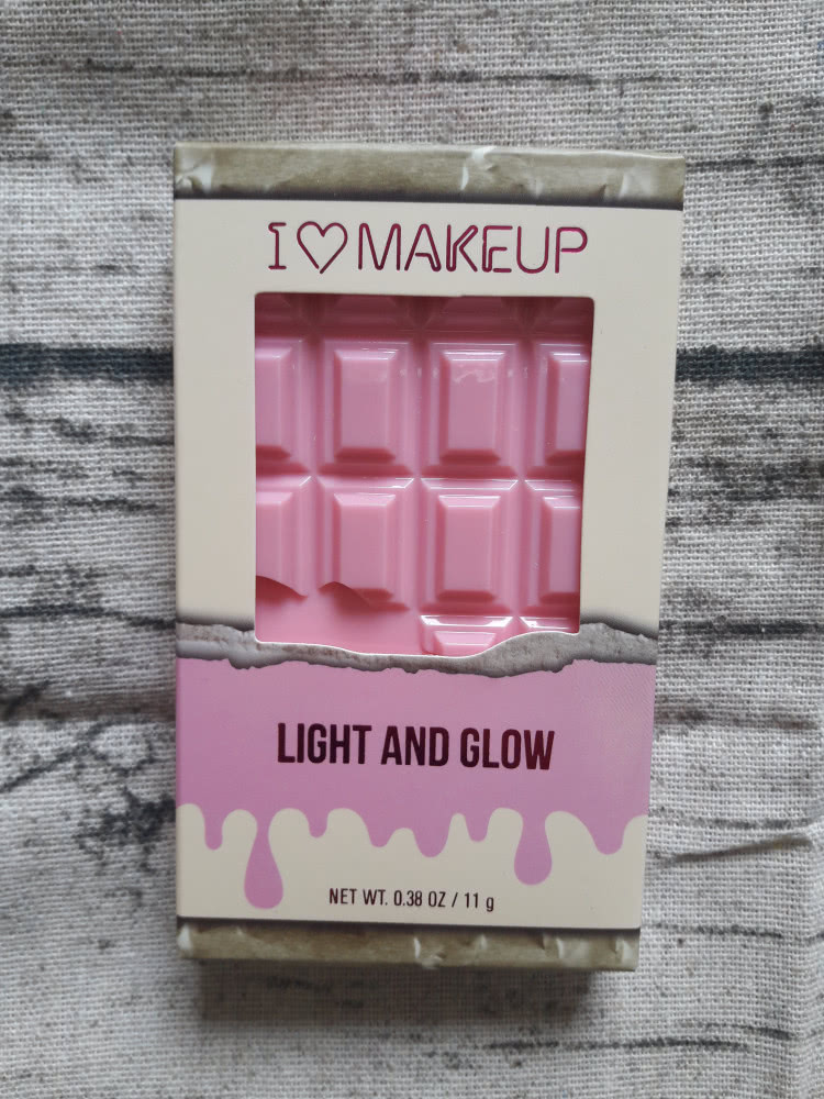Палетка-шоколадка Makeup Revolution light and glow
