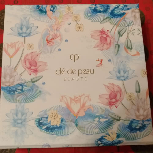 Cle de Peau подарочный набор (2 тканевые маски + сыворотка для тела)