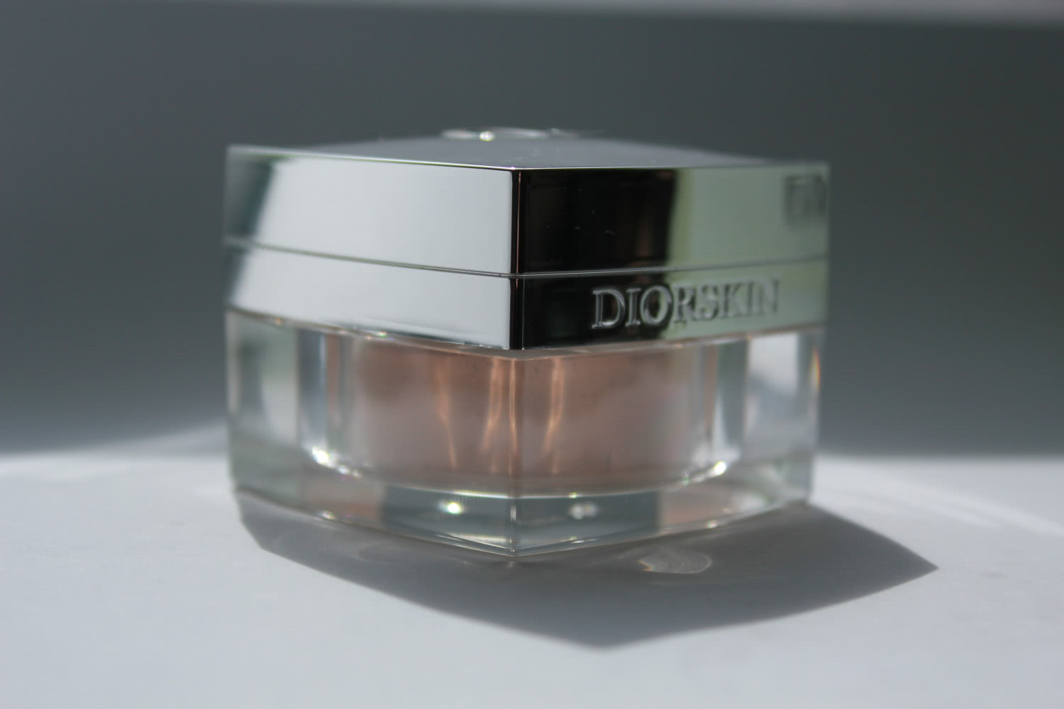 Рассыпчатая пудра «Естественное сияние» Dior Diorskin Nude Natural Glow Fresh Powder Makeup SPF 10
