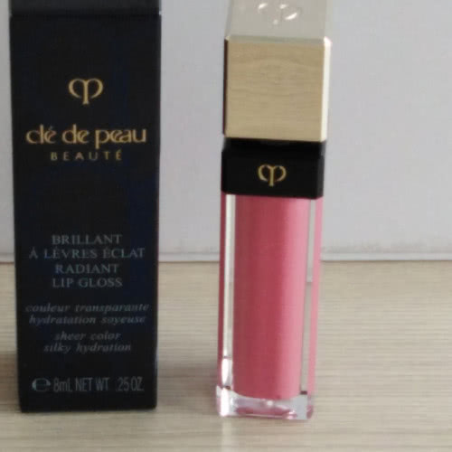 CLÉ DE PEAU BEAUTÉ radiant lip gloss тон 6 (Rose Pear).