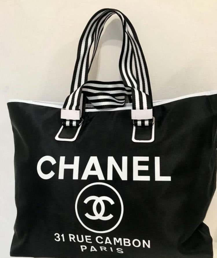 Шоппер шанель. Chanel VIP Gift сумка. Шоппер Chanel.