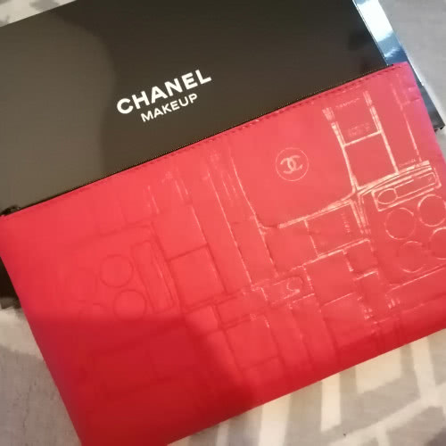 Красная косметичка Chanel