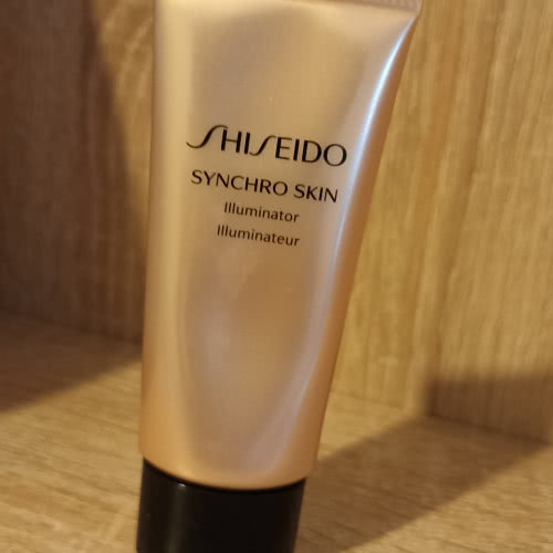 Shiseido илюминирующее средства, придающее коже сияние